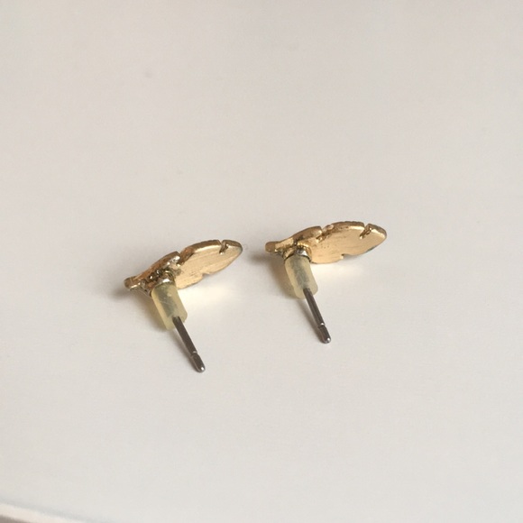 Gold feather stud earrings - Picture 2 of 2